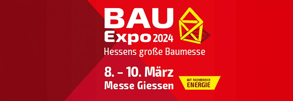 Rotes Banner für die BAU Expo 2024 in Gießen, Deutschland, 8. bis 10. März, mit Grafiken und Text zum Thema Bauwesen.