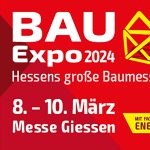 Rotes Banner für die BAU Expo 2024 in Gießen, Deutschland, 8. bis 10. März, mit Grafiken und Text zum Thema Bauwesen.