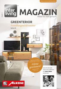 Ein modernes Wohnzimmer mit Holzmöbeln, Pflanzen, einem Sofa und großen Fenstern auf dem Cover einer deutschen Zeitschrift.