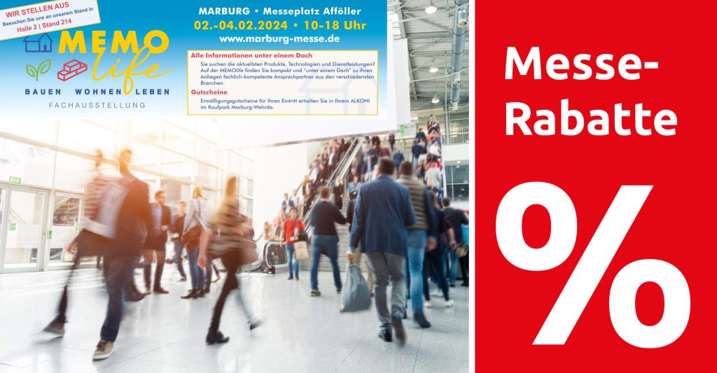 Menschenmenge, die auf einer Messe spazieren geht, mit einem Schild mit Veranstaltungshinweisen und einer roten Tafel mit der Aufschrift Messe-Rabatte % auf der rechten Seite.