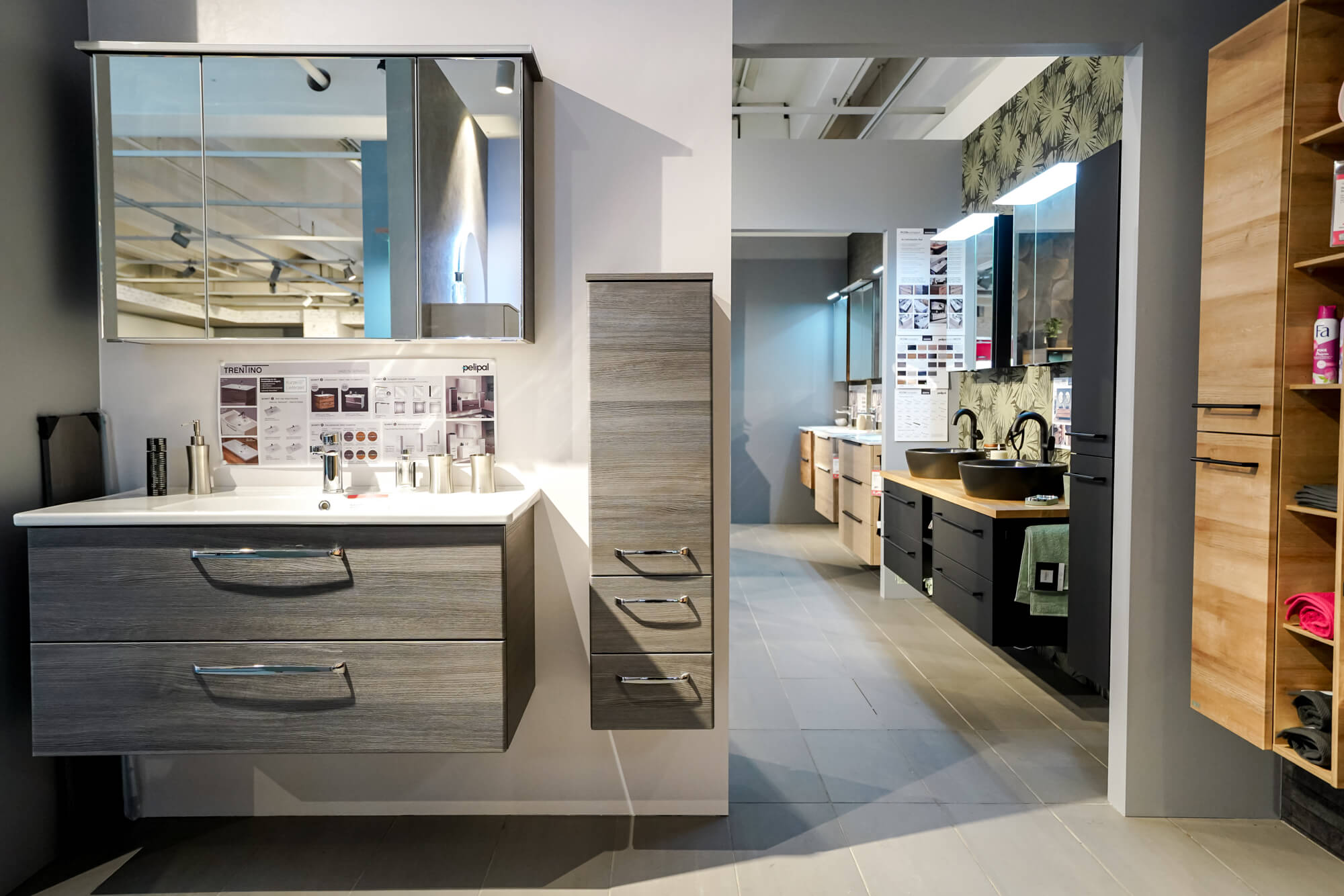 Badezimmer Schraenke und Waschbecken