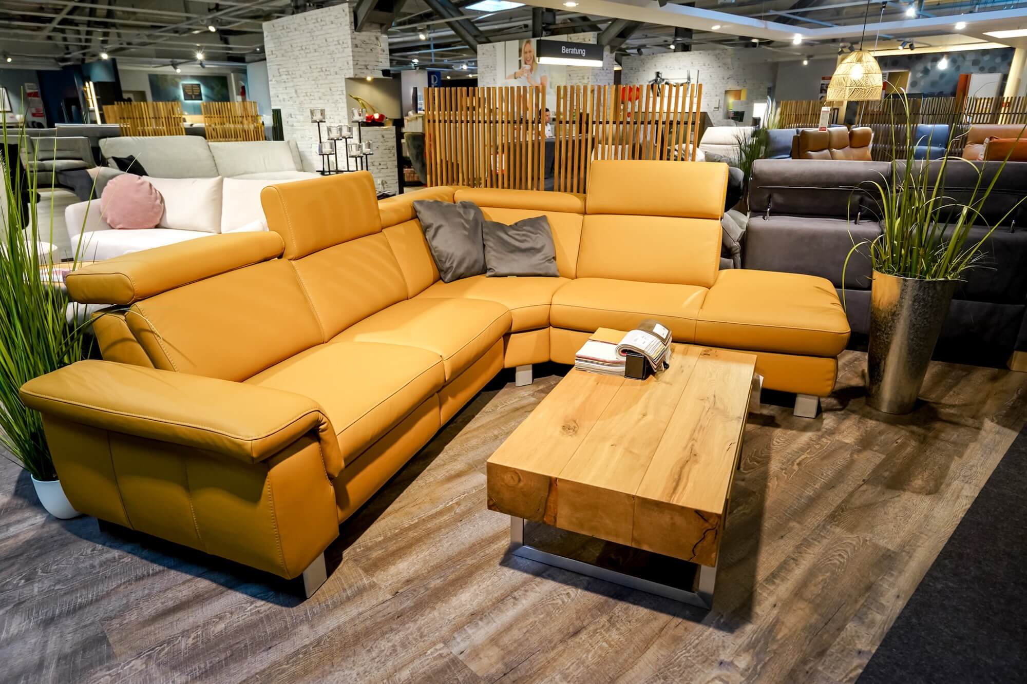 Ecksofa in Leder Curry mit Couchtisch