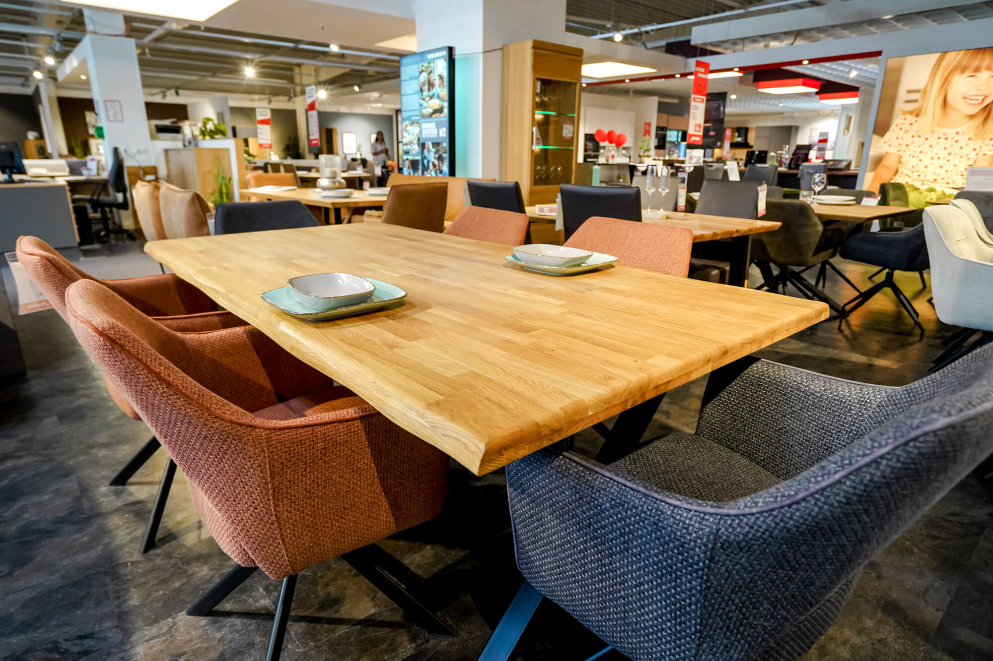 Esstisch aus Holz mit Polsterstuehlen