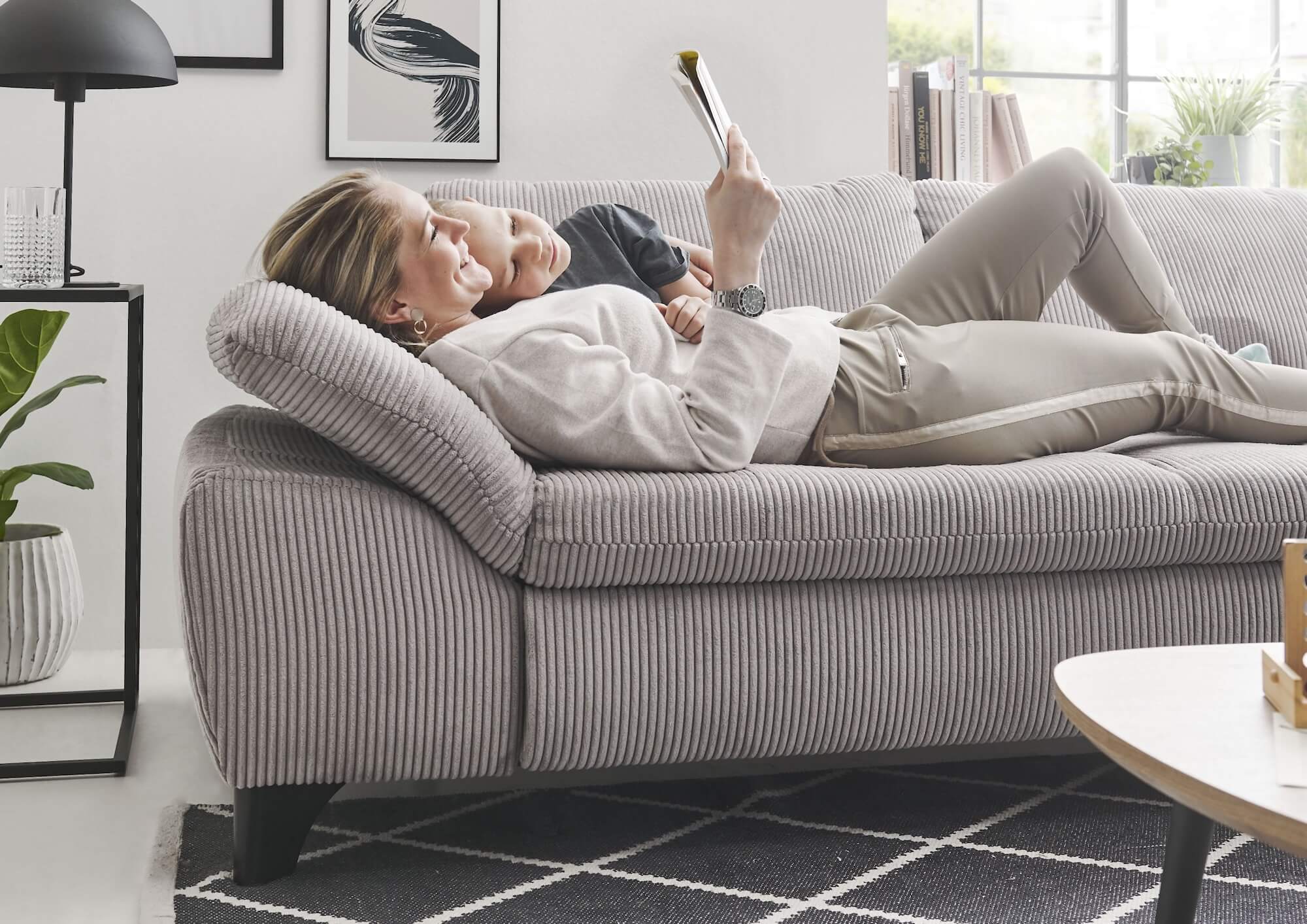 Prospekte Polstersofa Blowatz Cord sandgrau mit Nackenstützen