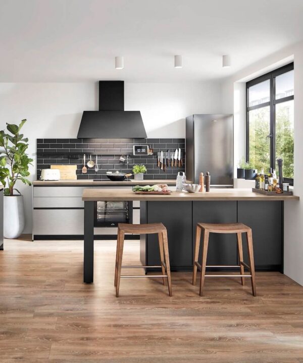 Nobilia Inox moderne Kueche mit Halbinsel