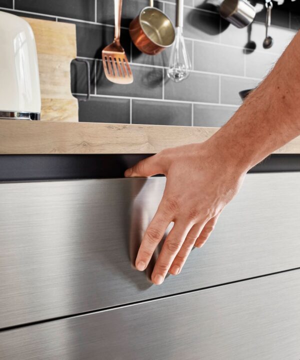 Nobilia Inox moderne Kueche mit Halbinsel Stahlfronten