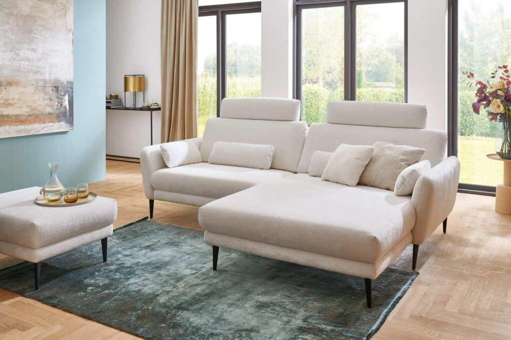 zehdenick-ecksofa-creme-stoff-mit-kopfstuetzen-und-hocker