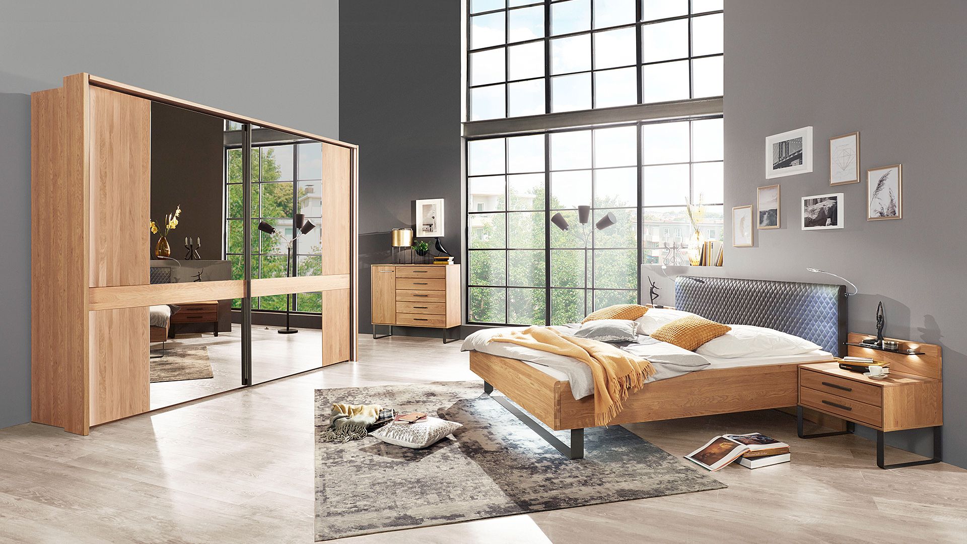 wiemann-spiegelschwebetuerenschrank-holz-schlafzimmer