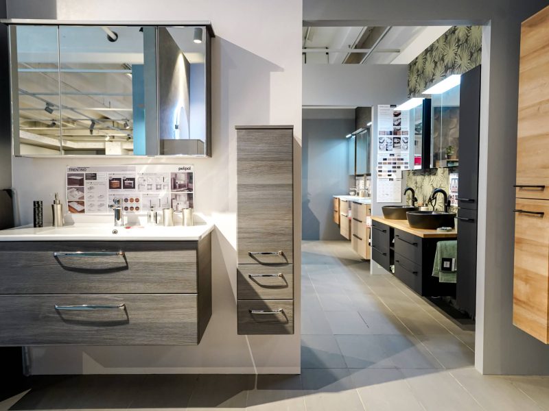 Badezimmer Schraenke und Waschbecken