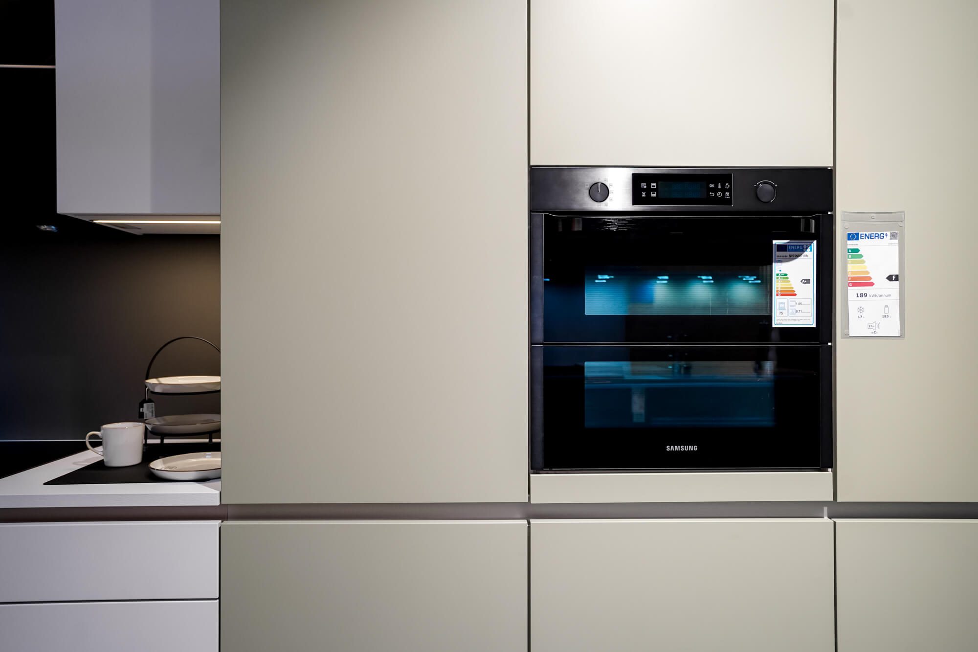 Moderne Kueche mit Samsung Backofen eingebaut