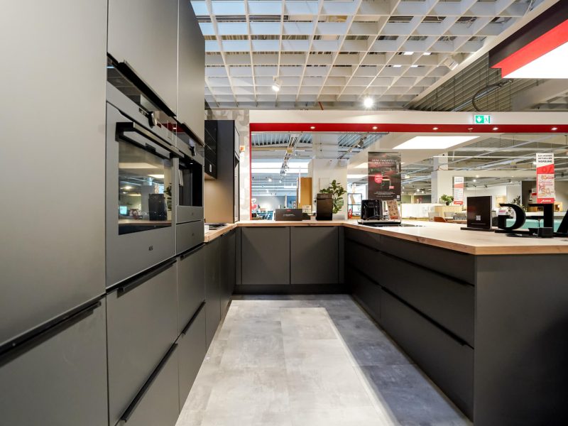 Moderne U-Kueche Schwarz matt