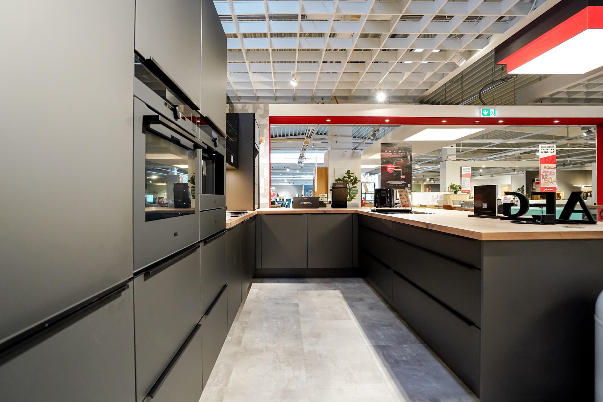 Moderne U-Kueche Schwarz matt