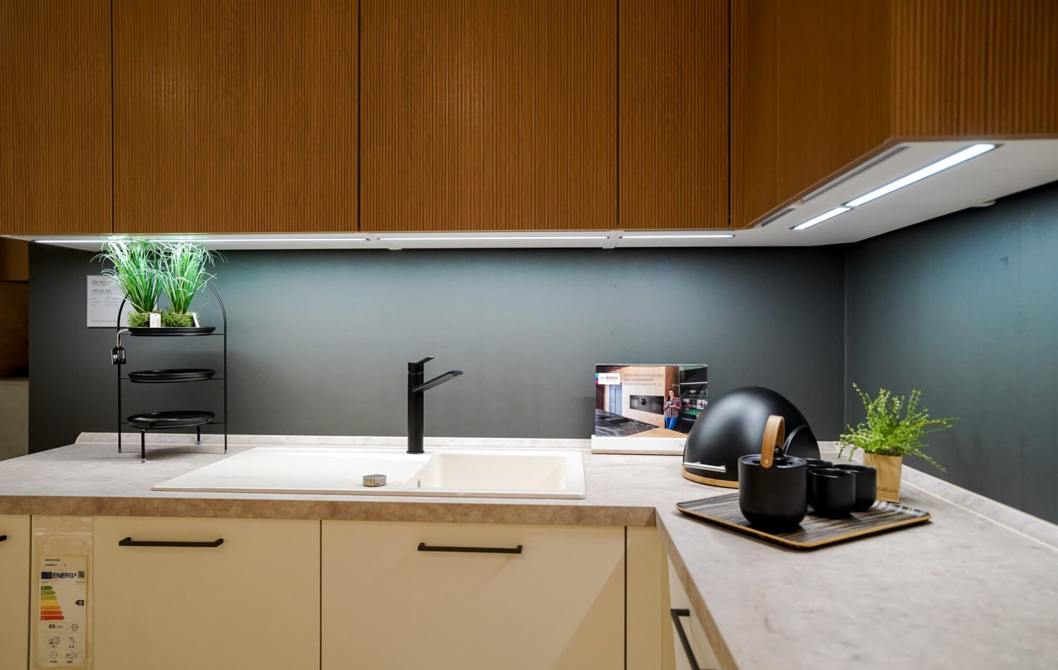 Nobilia L-Kueche modern Holz gerillt