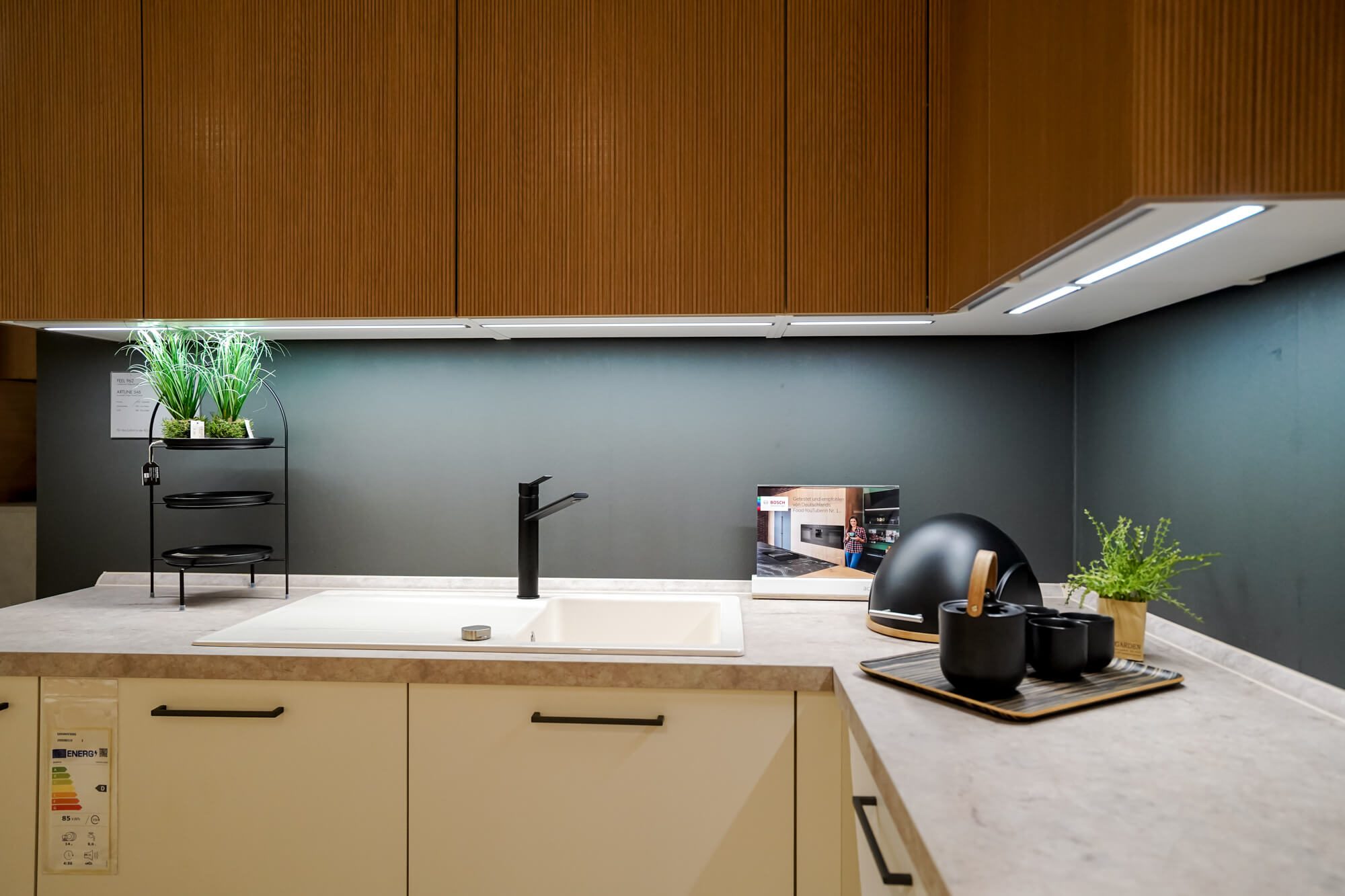 Nobilia L-Kueche modern Holz gerillt