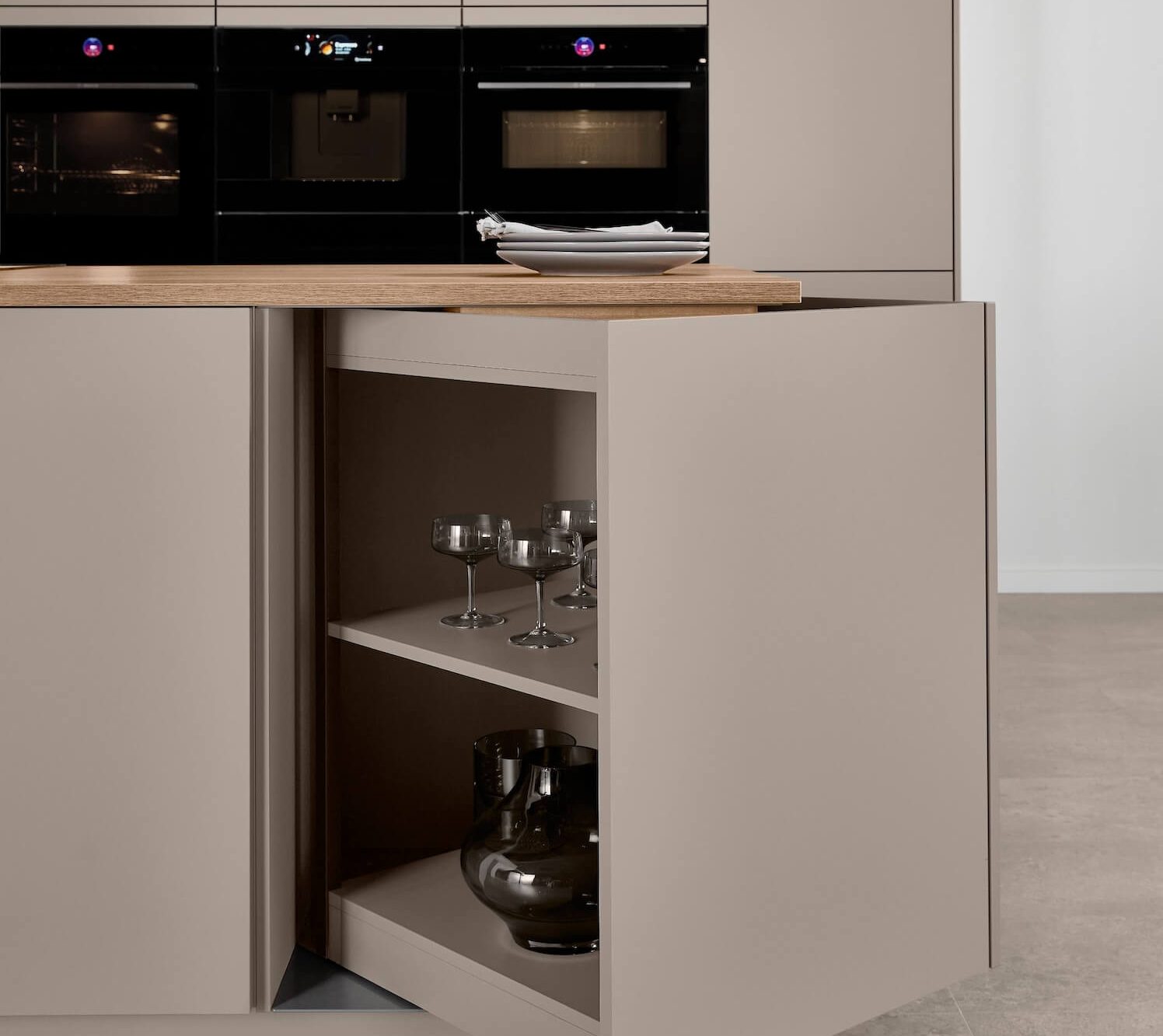 Nobilia-Senso-mit-Drehschrank-Furnspin-moderner-Stauraum