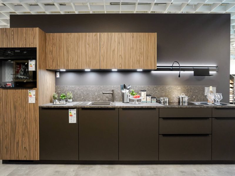 Küchen Nolte moderne Kuechenzeile braun Holz gerillt
